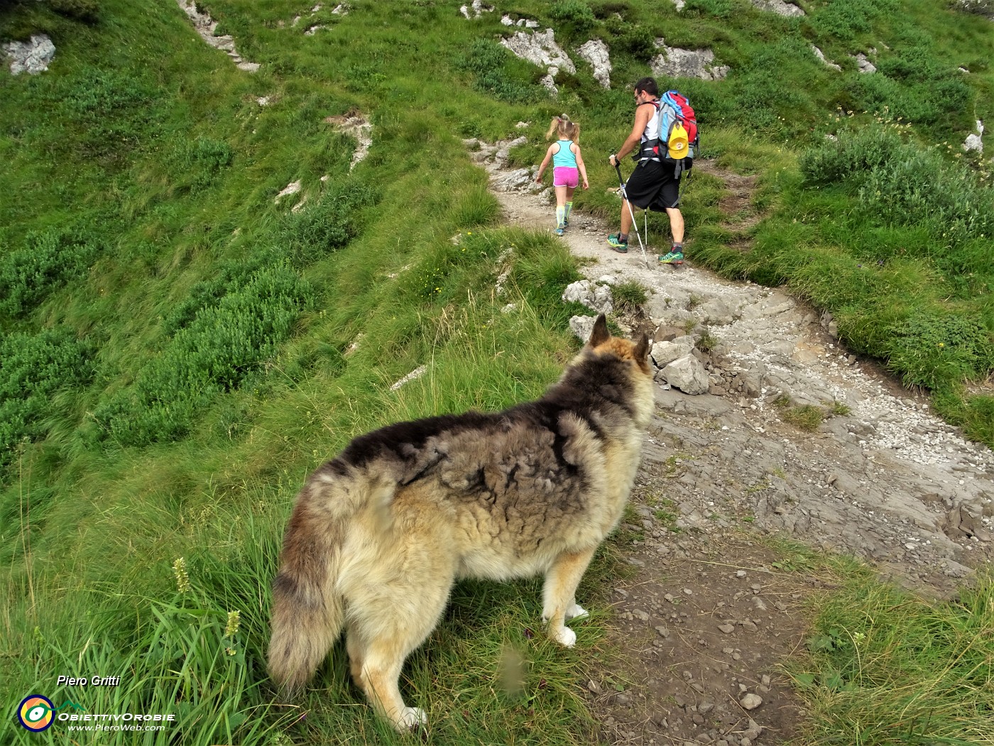 15 Dori osserva la bimba piccola alpina.JPG